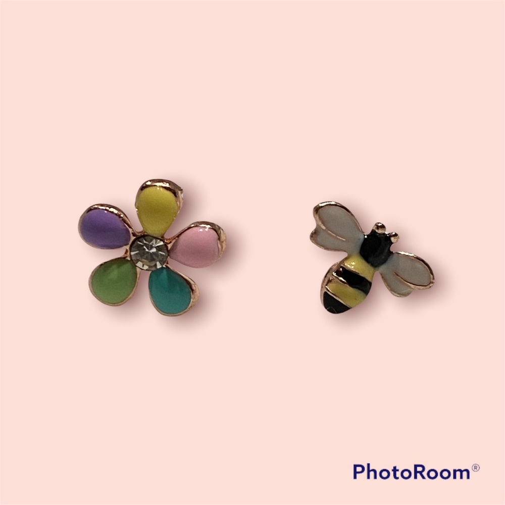 💰2/$10💰NEW•Pastel Flower/Bee post earrings w/bonus